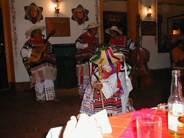 22-6-00 Mexicansk trsko dans