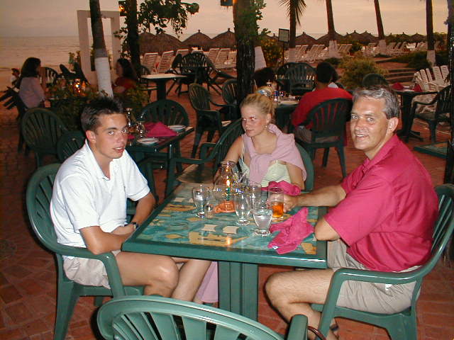 Vi spiser p hotellets pool restaurant
